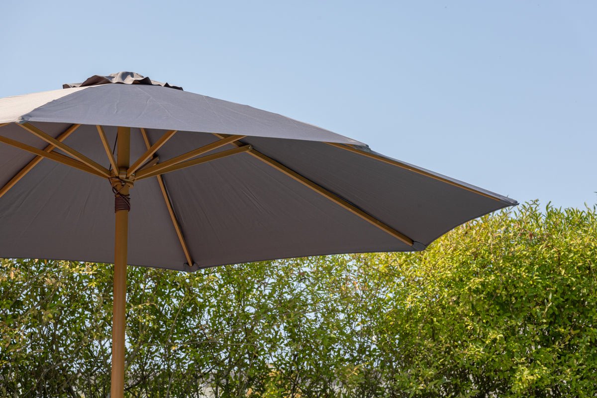 Sonnenschirm Frida – Ø300 cm in Grau mit Holzgestell aus Buche