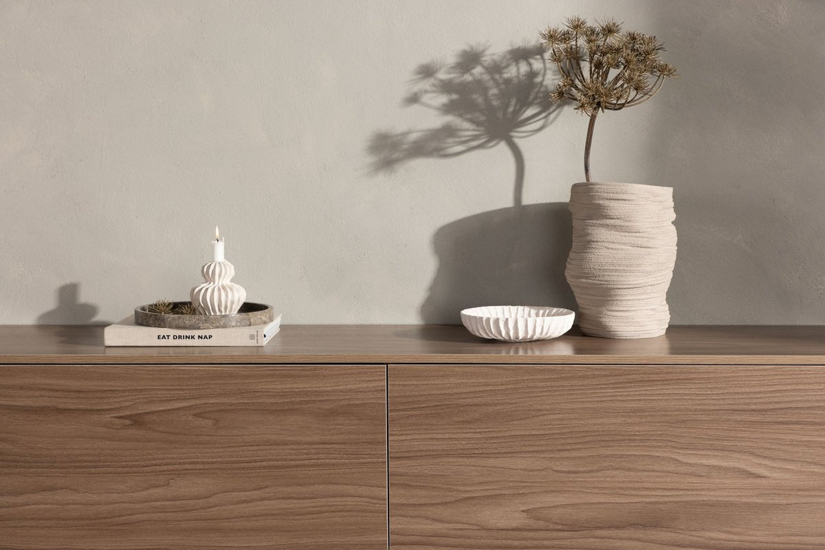 TV-Lowboard Valborg – Walnussfurnier in Natur-Optik