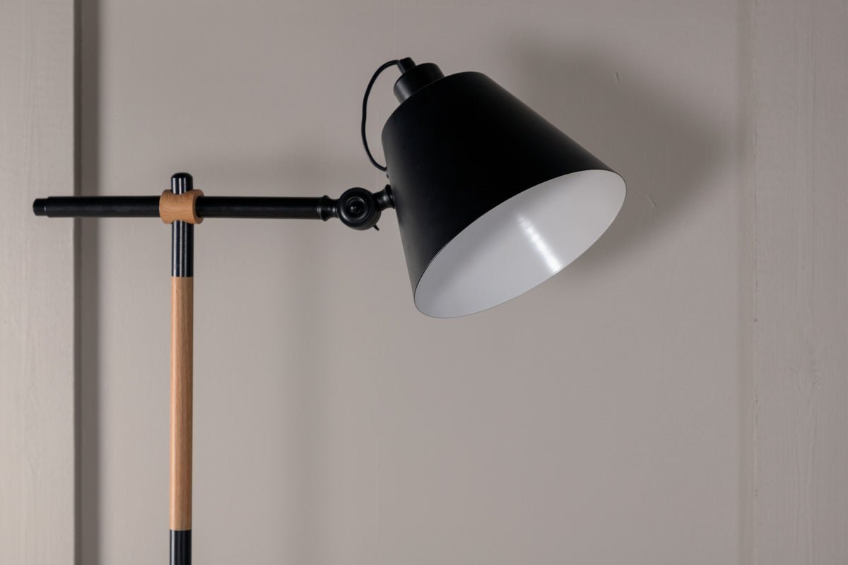 Stehlampe „Grimming“ – ruhige schwarze Klarheit mit Holzdetails