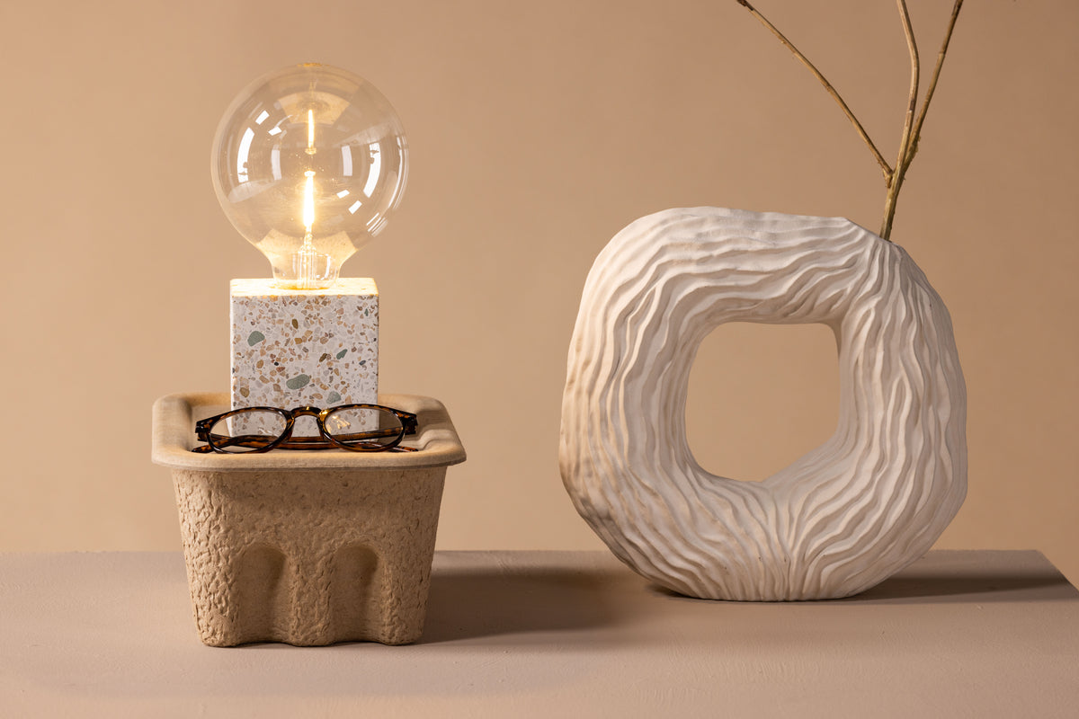 Tischlampe „Ricardo“ – Nordisches Design mit Terrazzo-Sockel in Würfelform