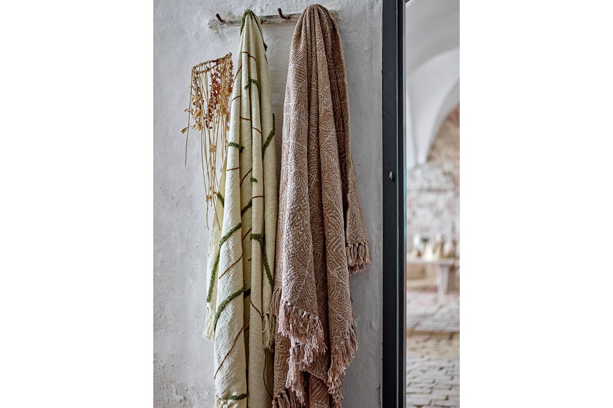 Tagesdecke Domi – Getuftetes und gesticktes Design in natürlichen Farben