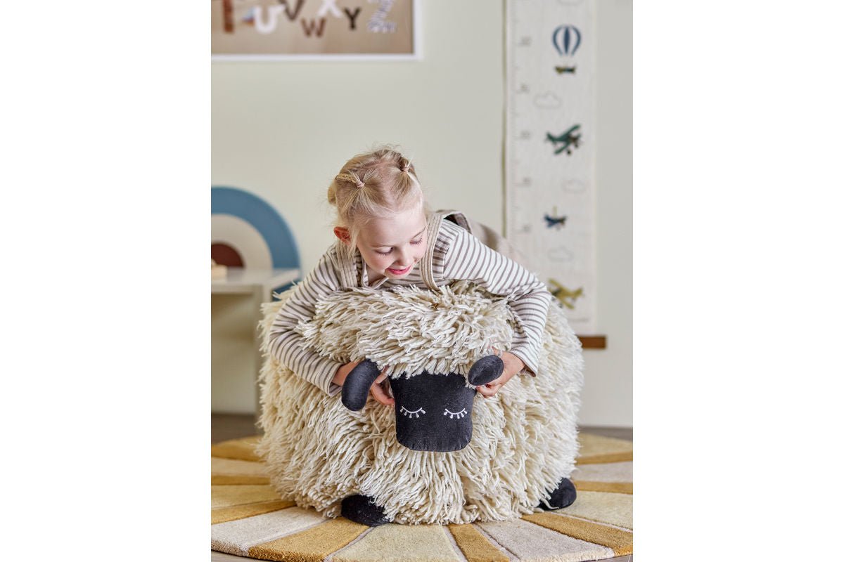 Kinder Sitzhocker Wolki – Kuscheliger Sitzhocker in Schafsoptik