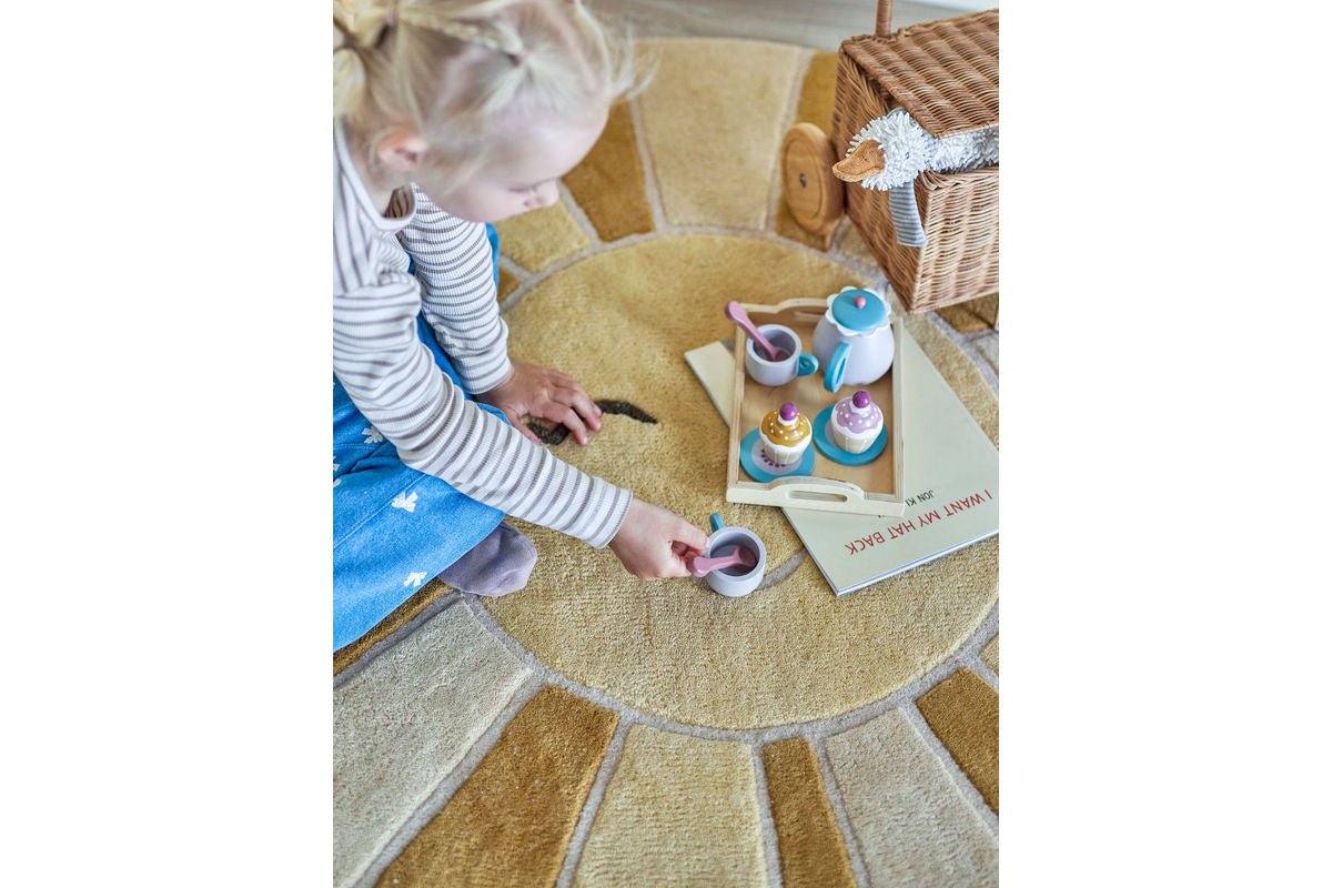 Kinder-Teppich „Sunny“ – Gelber Wollteppich mit Sonnenmotiv