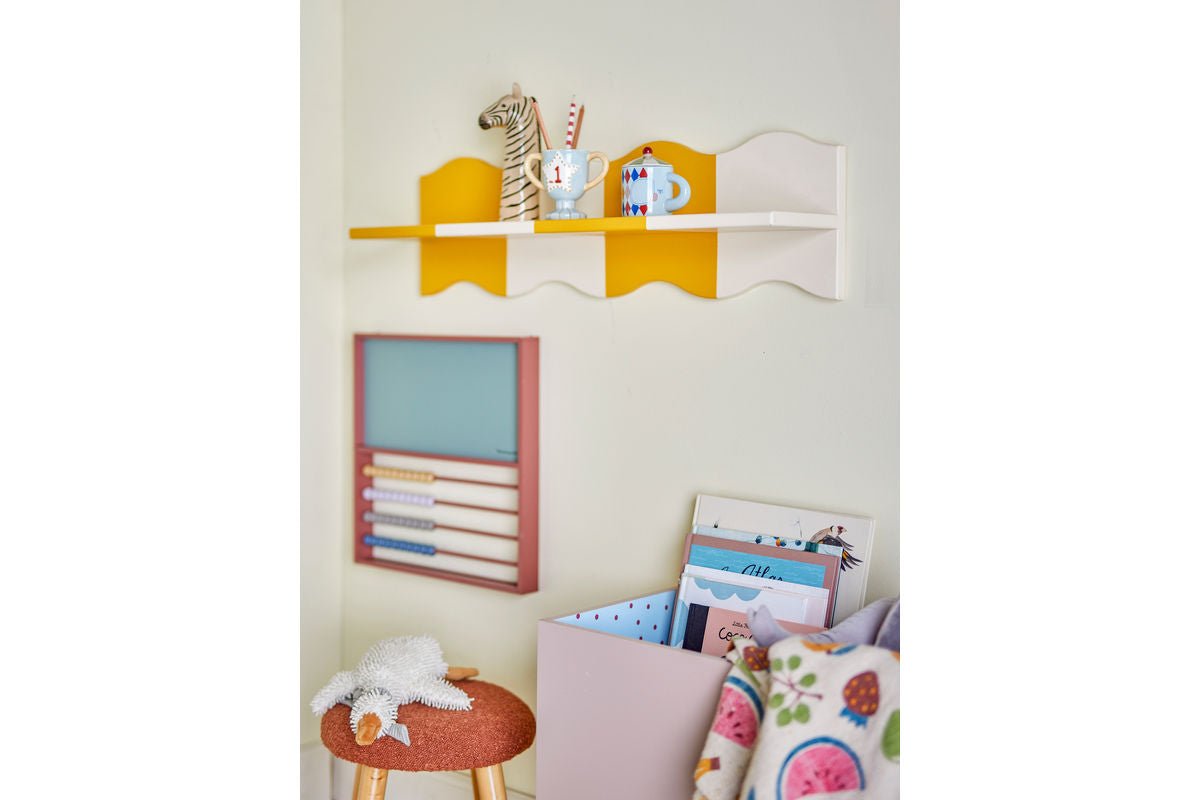 Kinderregal Oslo – Gelbes Wandregal mit gewelltem Karomuster