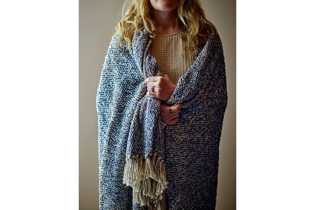 Tagesdecke Umi – Melierte Optik in Blau und Weiß