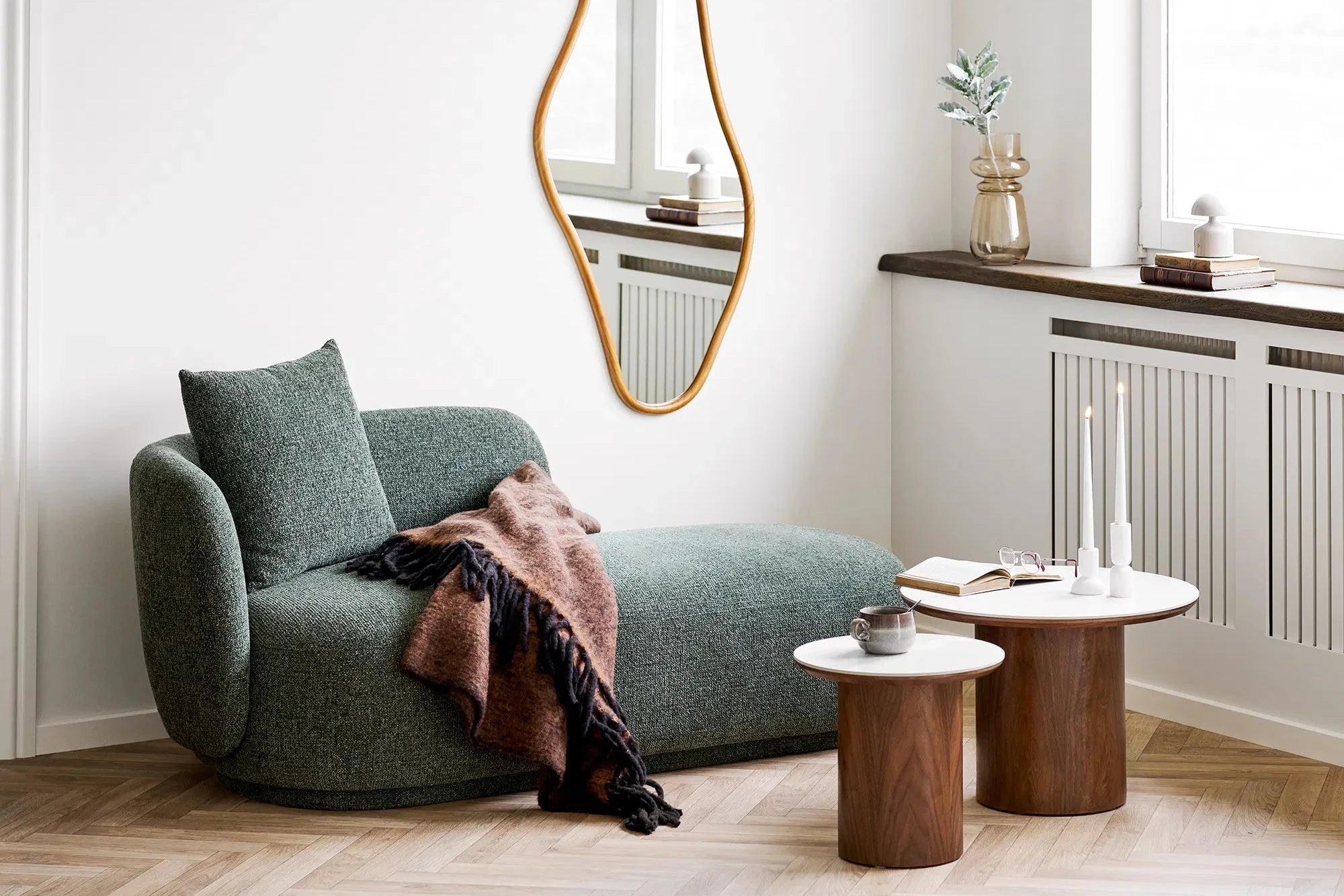 Couchtisch Lunaro – mit runder Keramikplatte in Weiß und zylindrischem Holzfuß