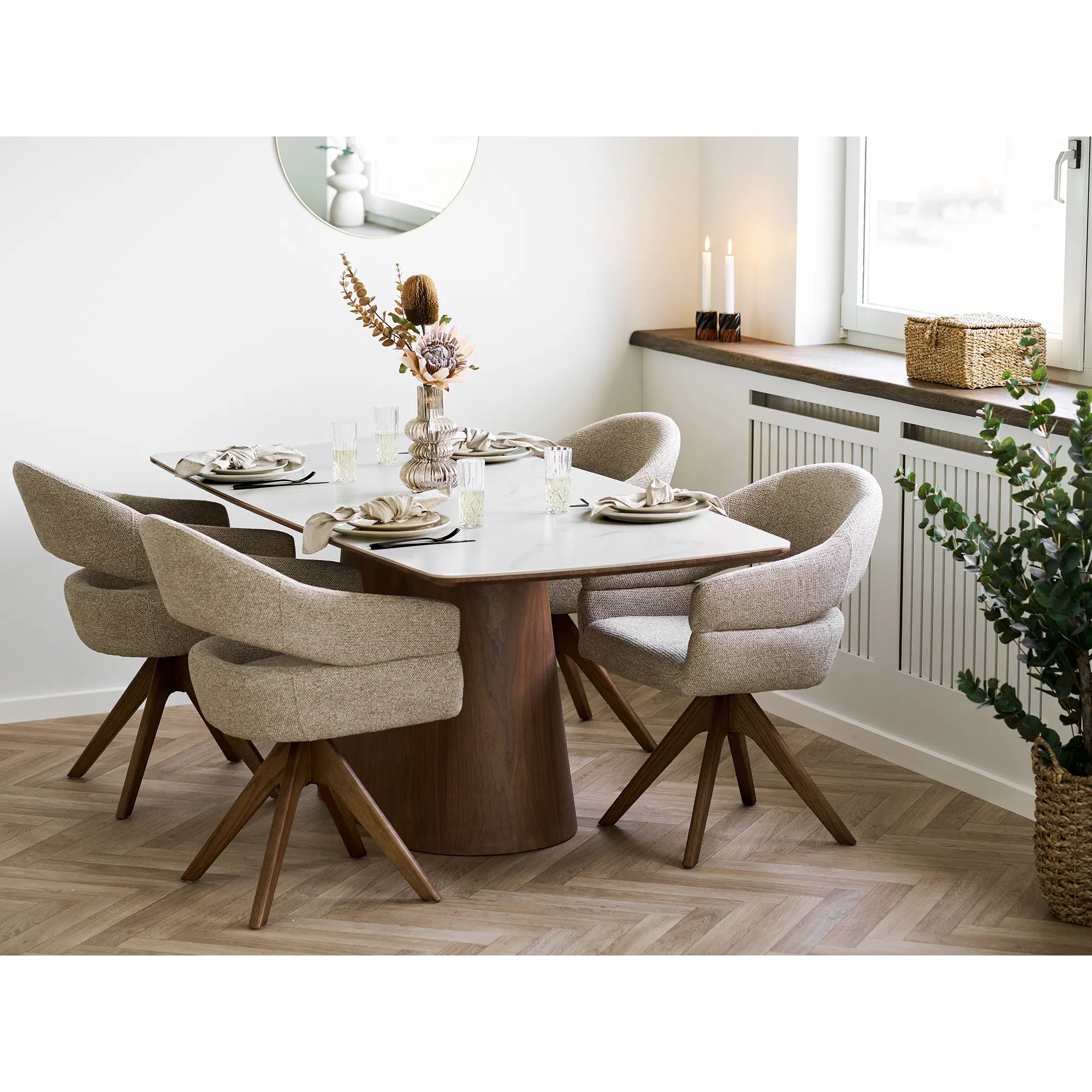 Esstisch Myrvika - dunkelbraunes Holz mit Steinoptik