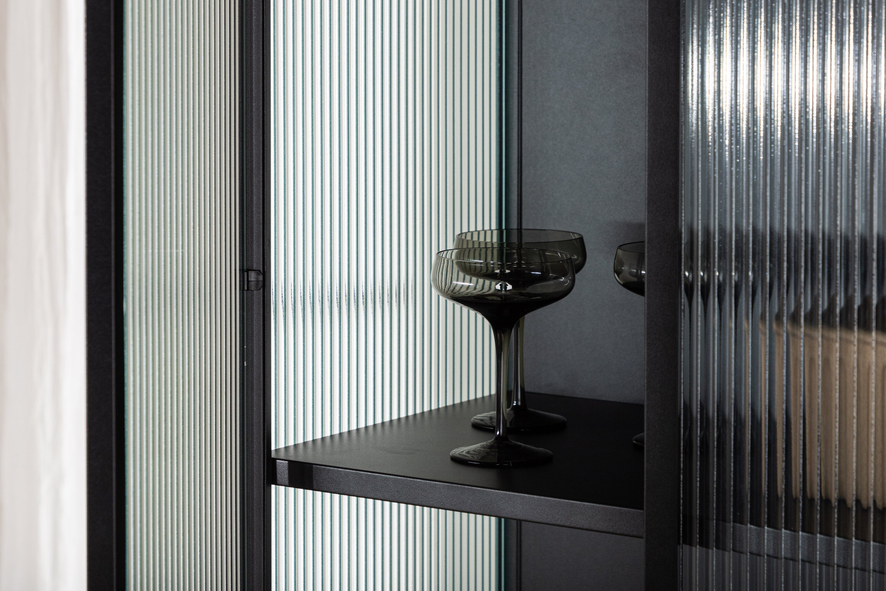 Vitrine Leonie - in Schwarz mit Wellenglas-Optik