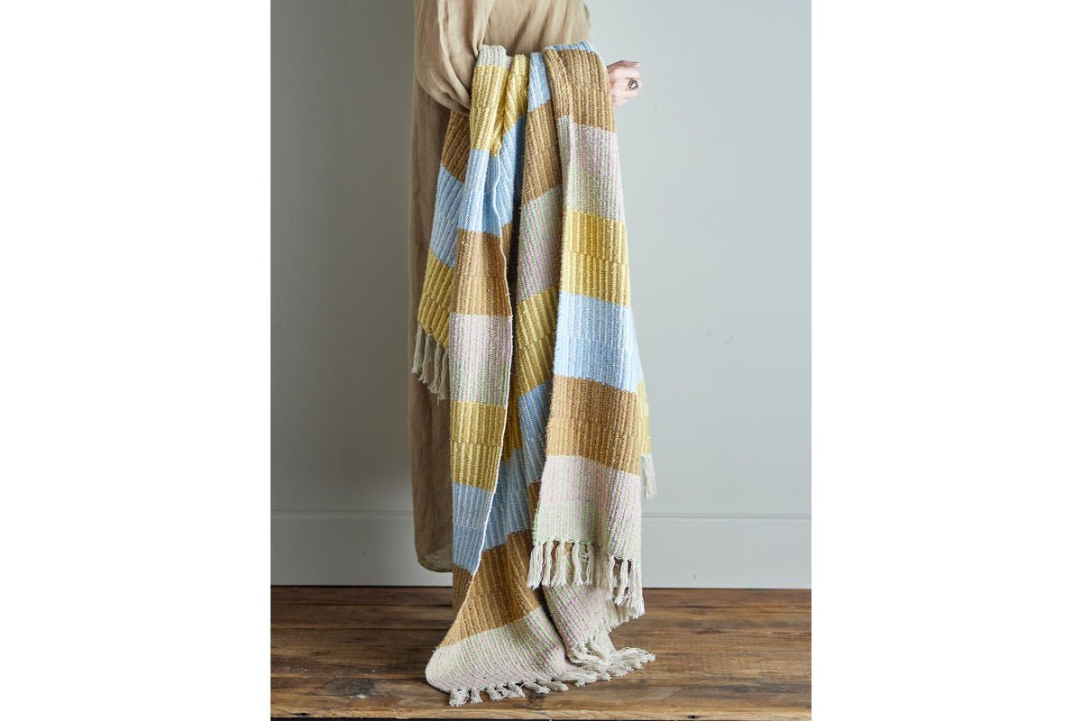 Überwurfdecke Mana – Bunt-hell, aus recycelter Baumwolle