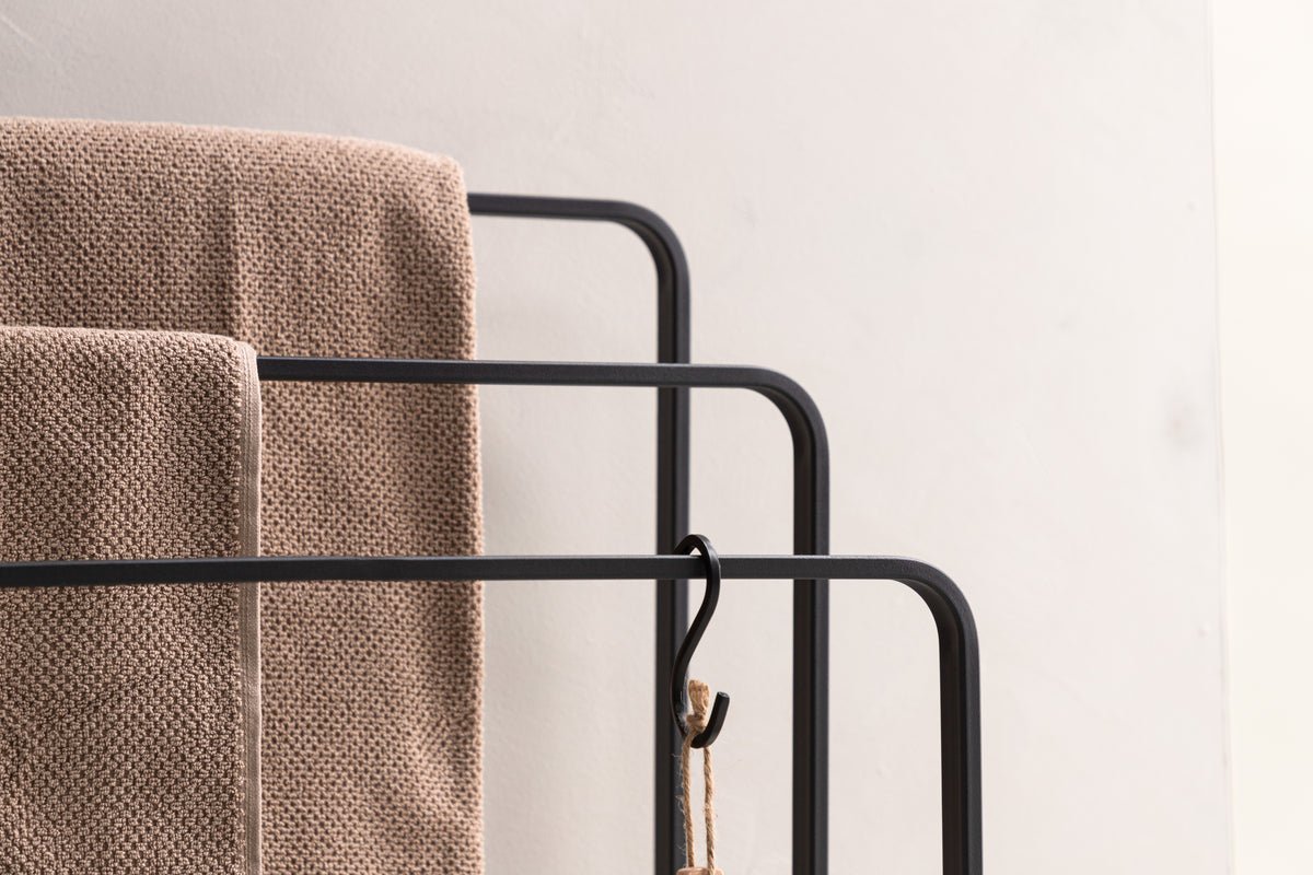 Garderobe Neyor – Dreistufiges Design in Schwarz