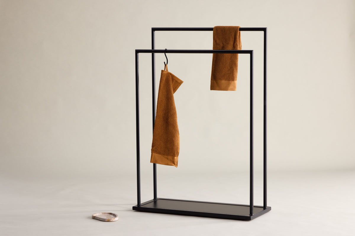 Garderobe Norello – Minimalistischer Kleiderständer aus Stahl
