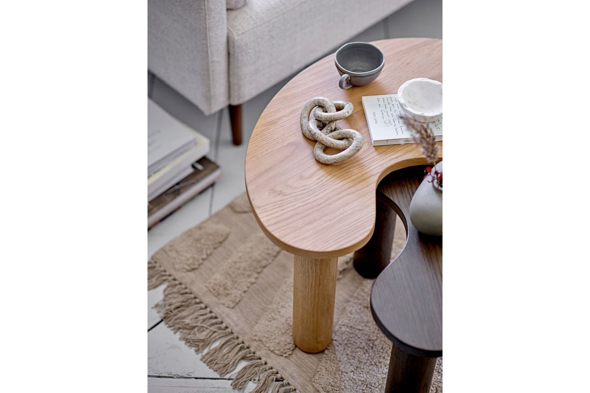 Couchtisch Tahu – Organisches Design aus Gummibaumholz
