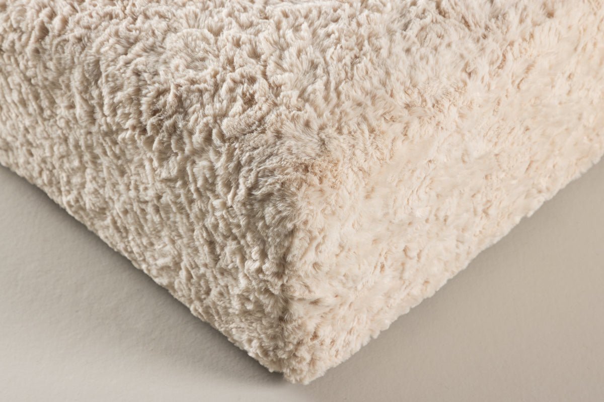 Beistellhocker Farrow – Quadratischer Hocker in Teddyoptik Beige