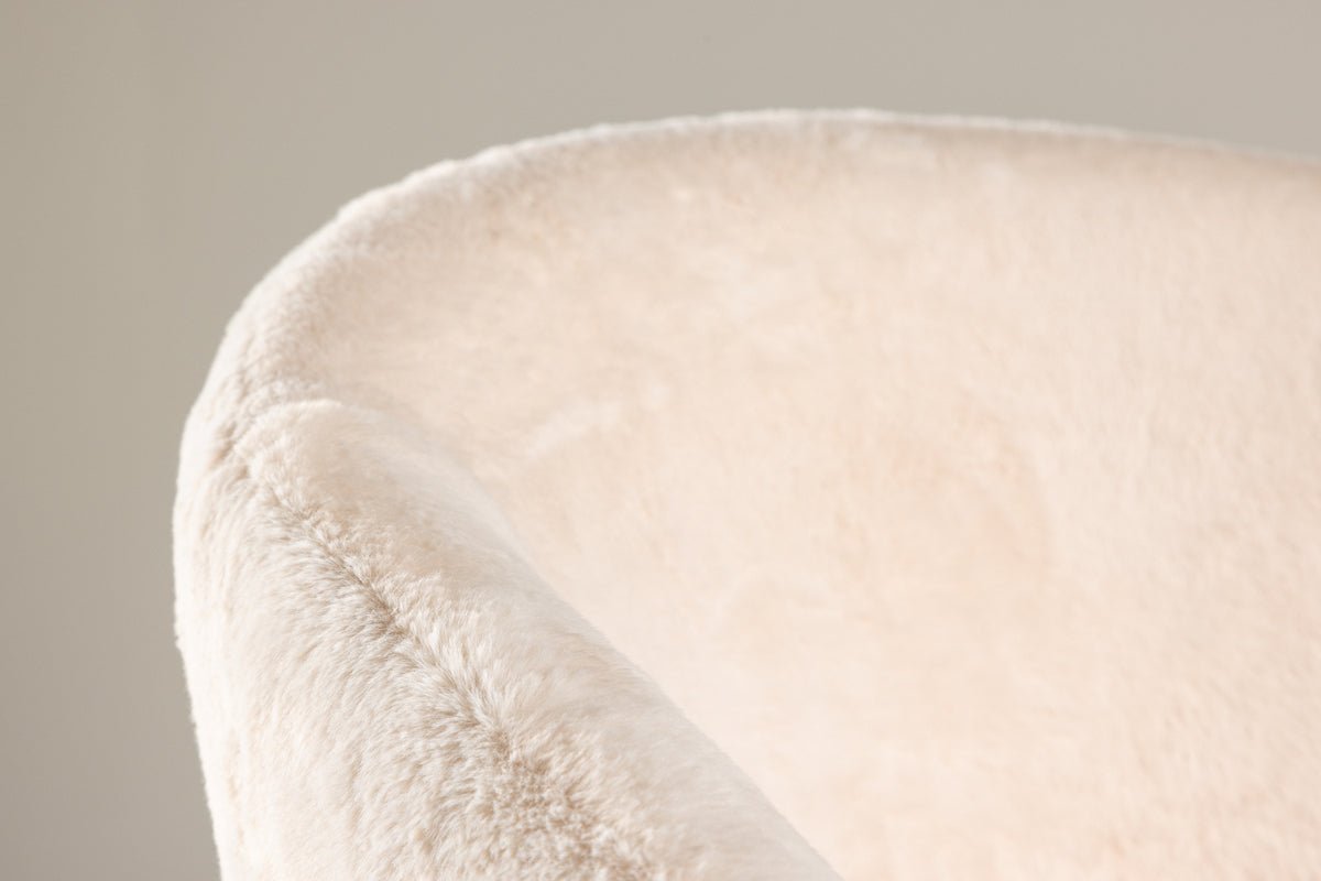 Sessel Wilma- mit beigem Teddy-Bezug und silberfarbenen Stahlbeinen