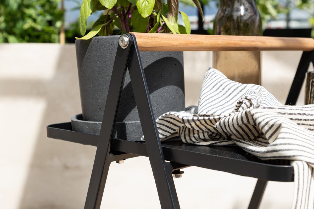 Gartentisch Moyo - ein Beistelltisch mit quadratischer Tischplatte und einem Griff aus Teakholz