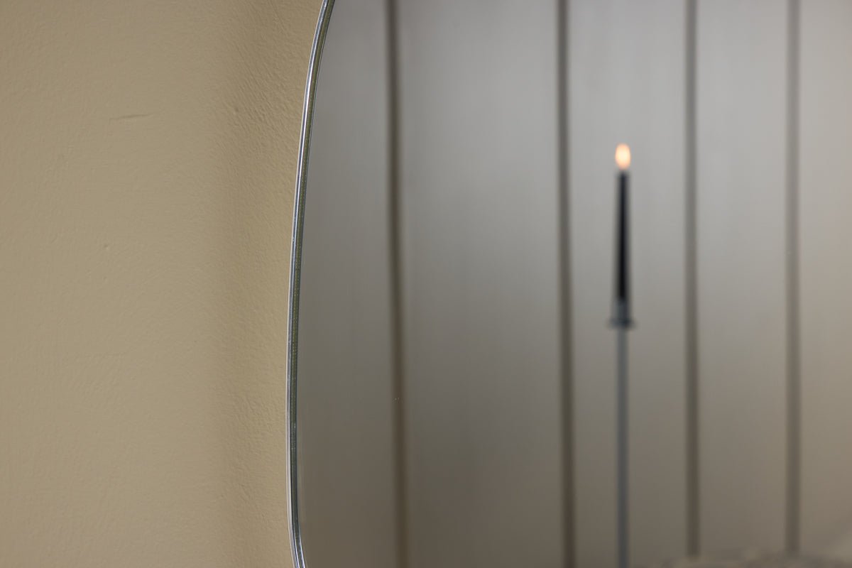 Spiegel Huevo – mit silbernem Aluminiumrahmen