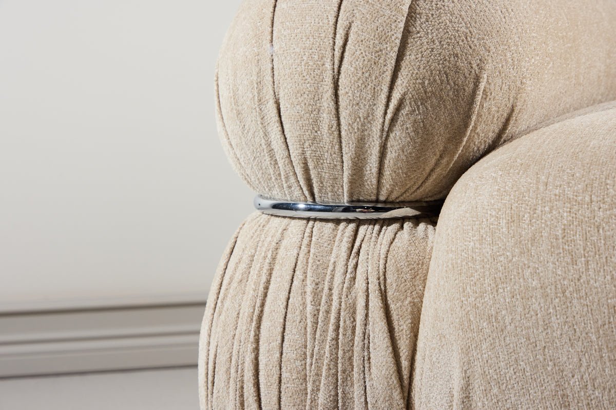 Designer Lounge Sessel Mika – Beige, Samtige Polsterung mit Chromdetails