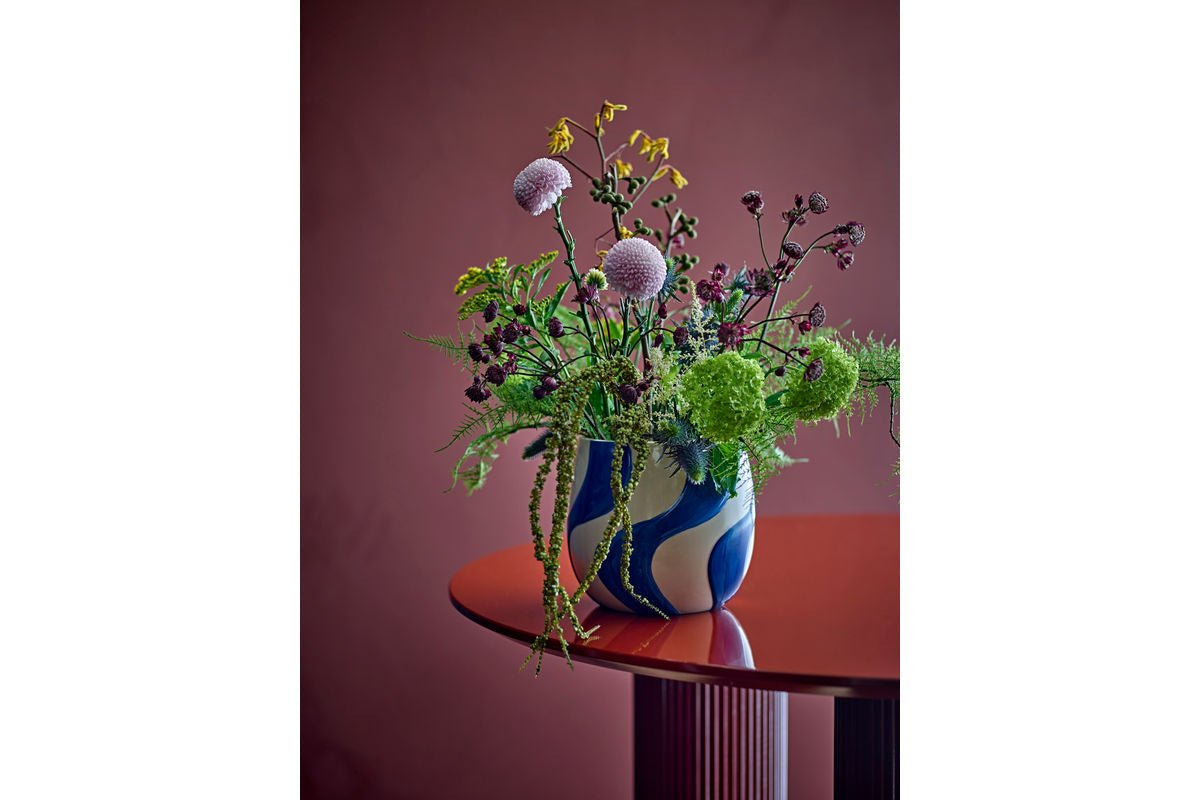 Esstisch Rufia – Skulpturales Design in Rot