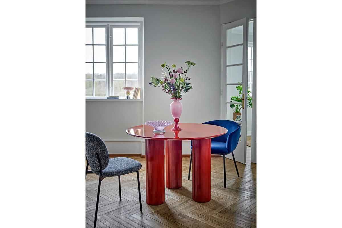 Esstisch Rufia – Skulpturales Design in Rot