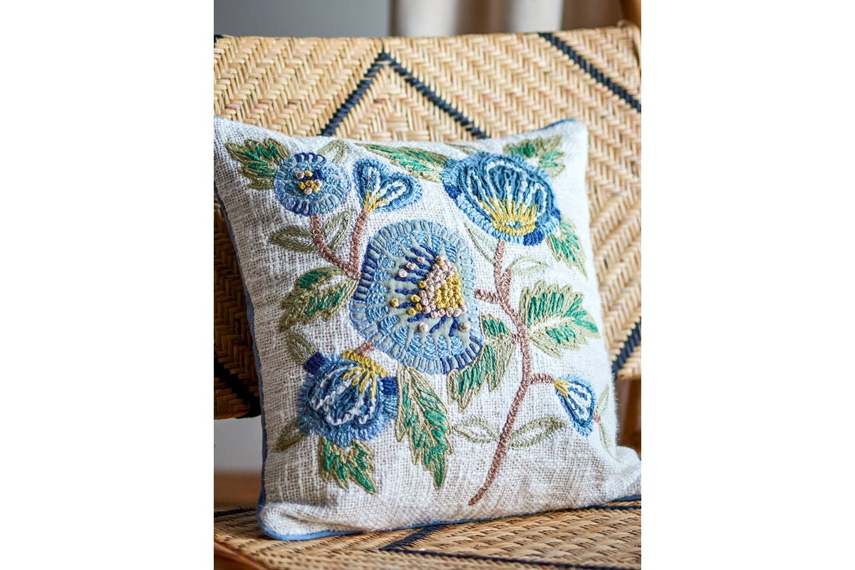 Zierkissen Aoi – Florale Stickerei in Blau