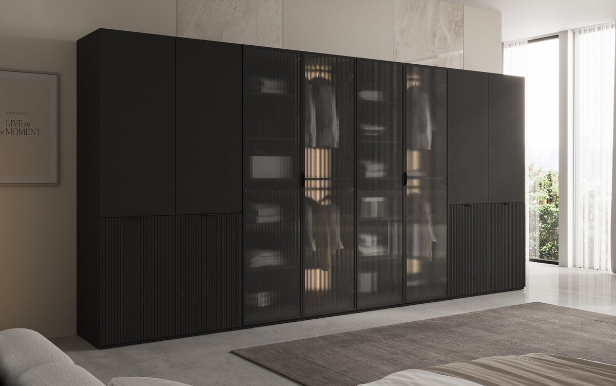 Moduro Rivon – Modularer Design-Kleiderschrank mit geriffelter Glasfront und Strukturpaneelen