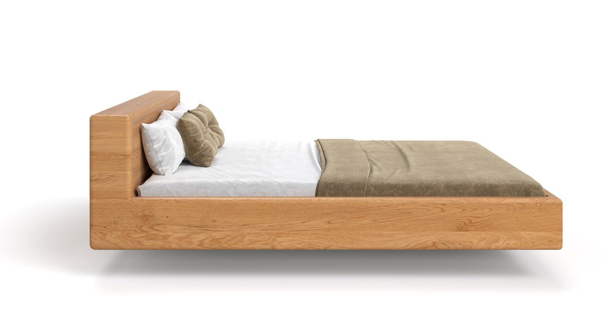 Designer Holzbett Arvelo aus massiver Eiche in Schwebeoptik und geraden Headboard