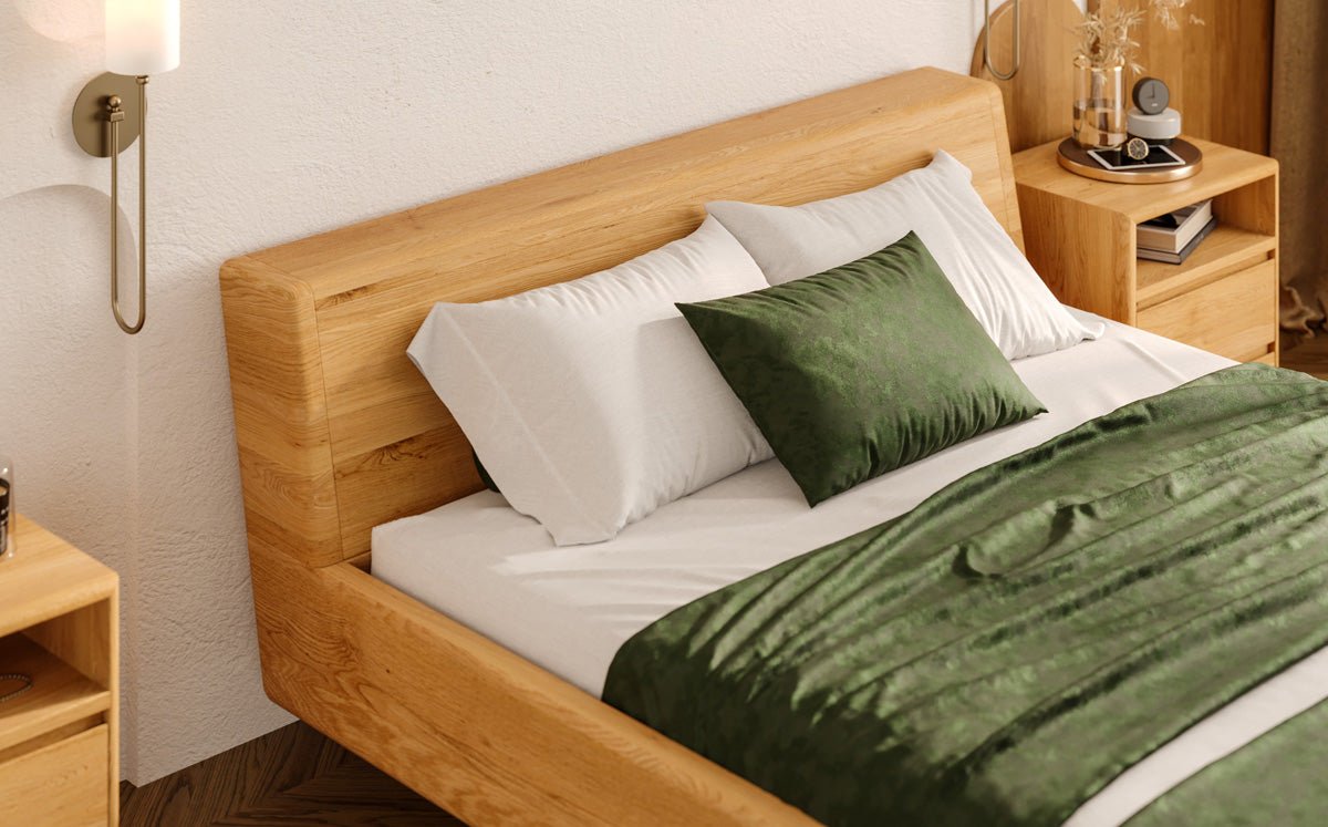 Designer Holzbett Arvelo aus massiver Eiche in Schwebeoptik und geneigtem Headboard