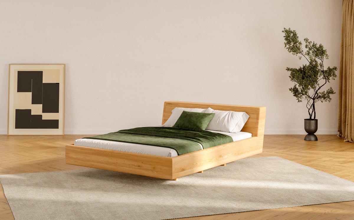 Designer Holzbett Arvelo aus massiver Eiche in Schwebeoptik und geneigtem Headboard