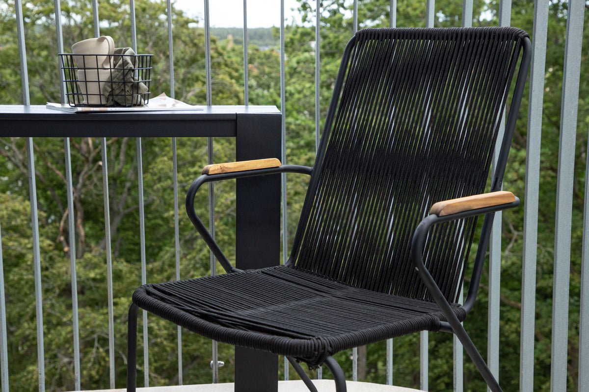 Gartenstuhl Sila - ein stilvoller Stuhl mit Holzakzenten in Schwarz oder Beige