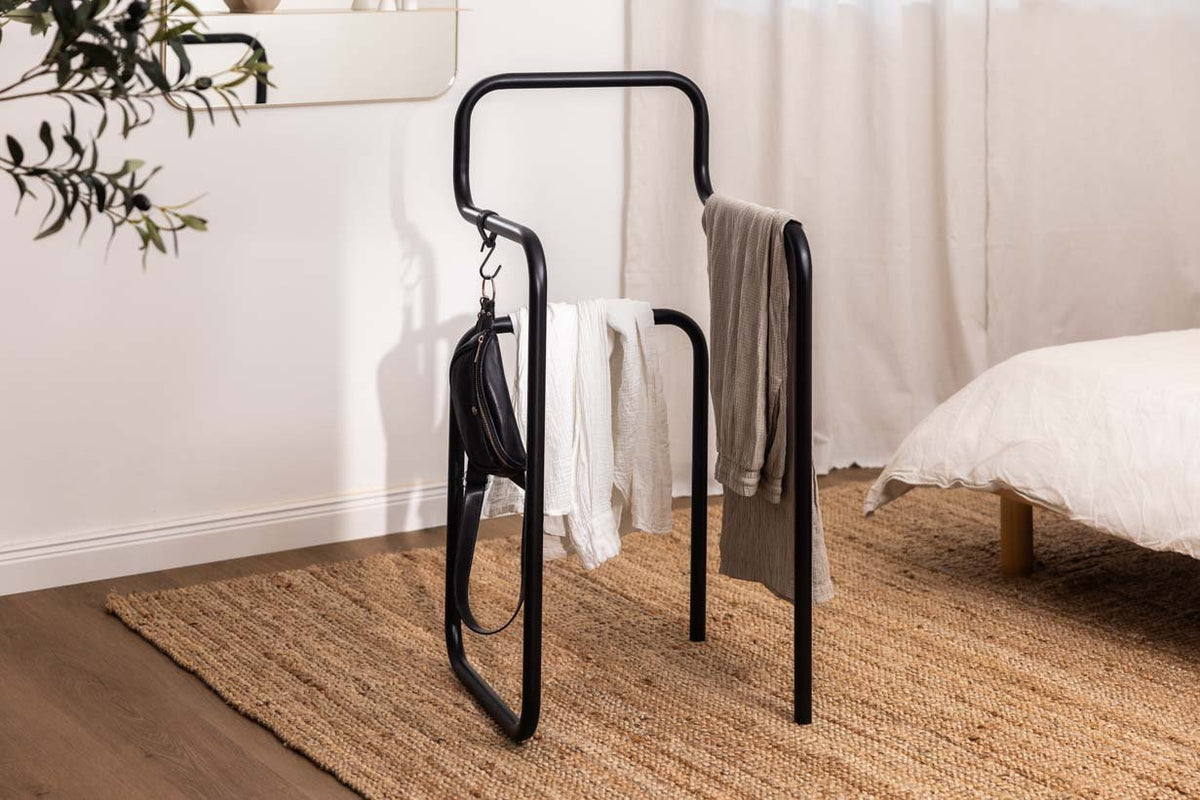 Garderobe James – Minimalistischer Herrendiener im Stuhl-Design
