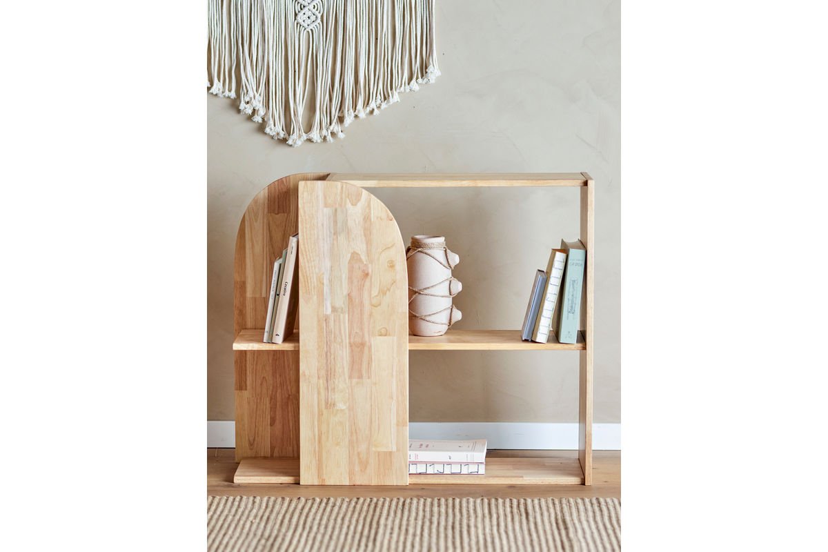 Bücherregal Emit – Natürliches Gummibaumholz im grafischen Design