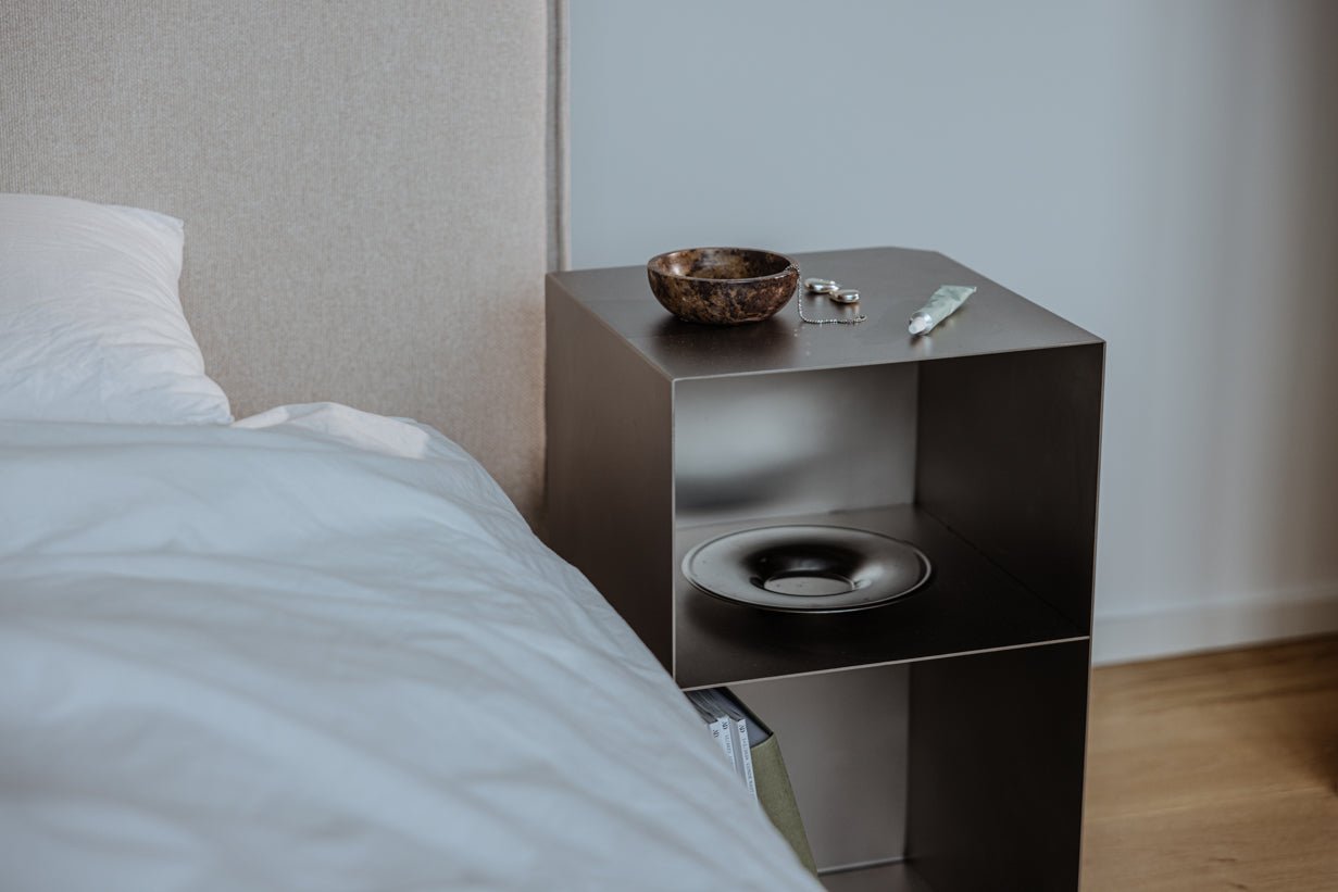 Beistelltisch/Nachttisch RAW C – Edelstahl-Kubus mit integriertem Regal