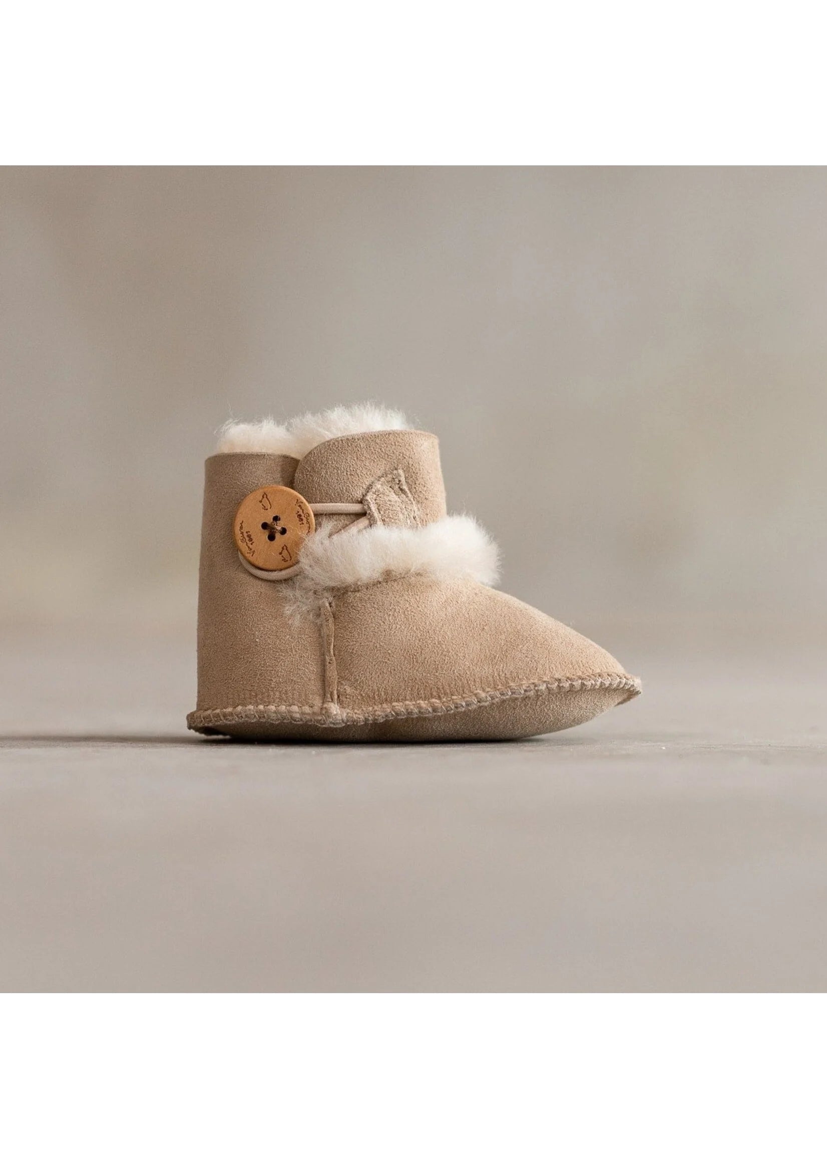 Lammfell Babyschlappen Noa – Echtes Lammfell in Sand, Grau, Rosa & Weiß