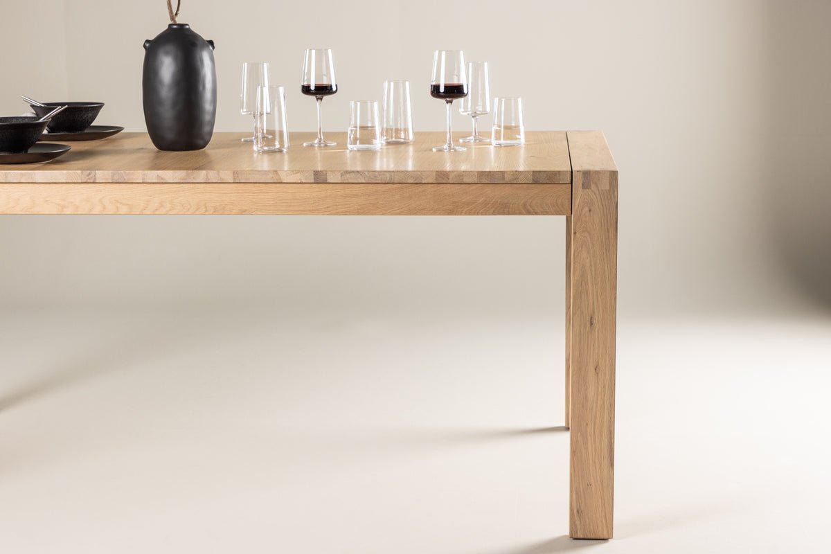 Esstisch Wainui - gefertigt aus robustem Eichenholz