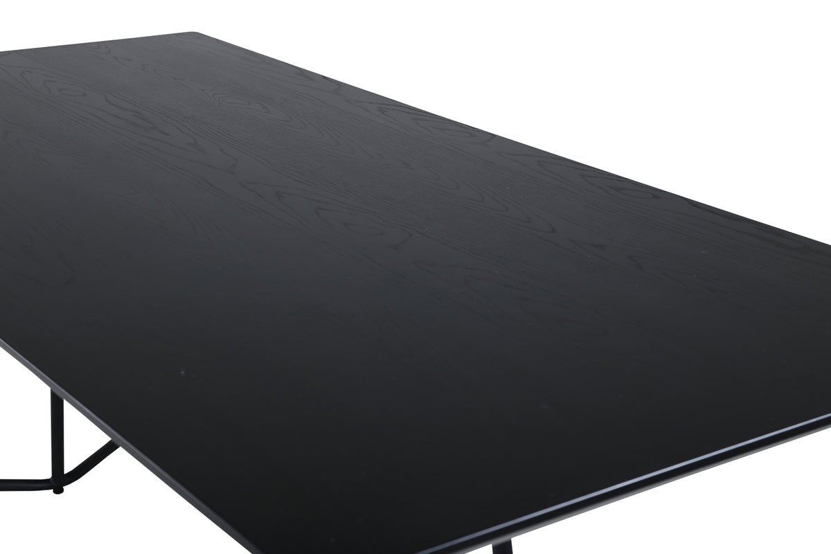 Esstisch Tanoa -  ein skandinavisch inspiriertes Design mit leicht ausgestellten Beinen