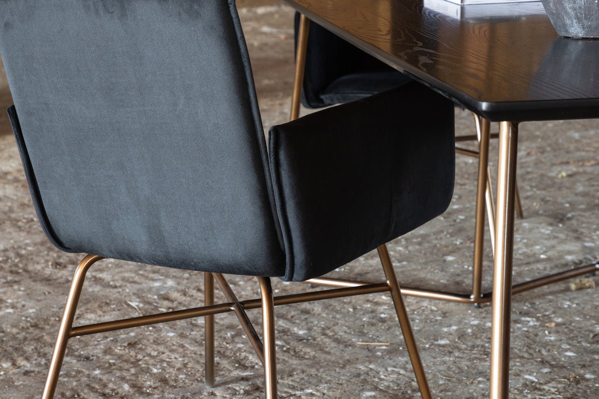 Esstisch Tanoa -  ein skandinavisch inspiriertes Design mit leicht ausgestellten Beinen