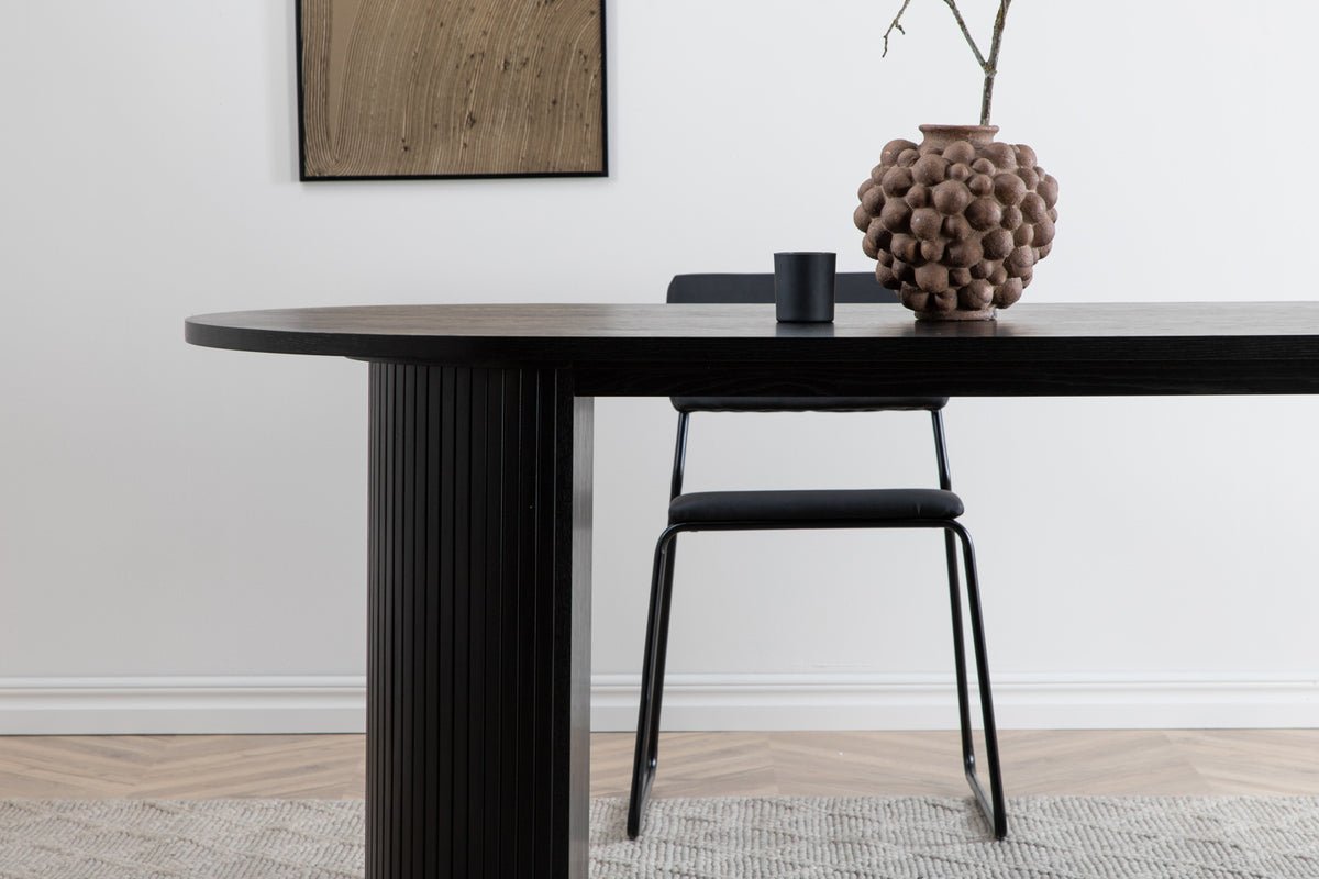 Esstisch Moani - mit robusten Gestell im gerippten Design