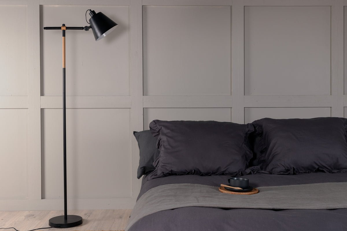 Stehlampe „California“ –  markantes, modernes Design in Schwarz