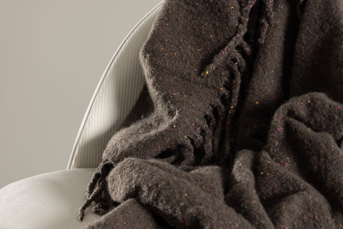 Tagesdecke Malin Anthrazit – 170×130 cm mit Fransen & Melierung