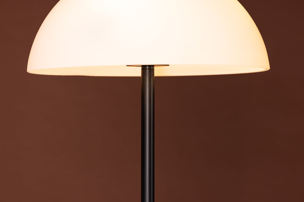 Stehlampe „Eloria“ – Halbkugel-Design in Weiß & Schwarz (Höhe 155 cm)