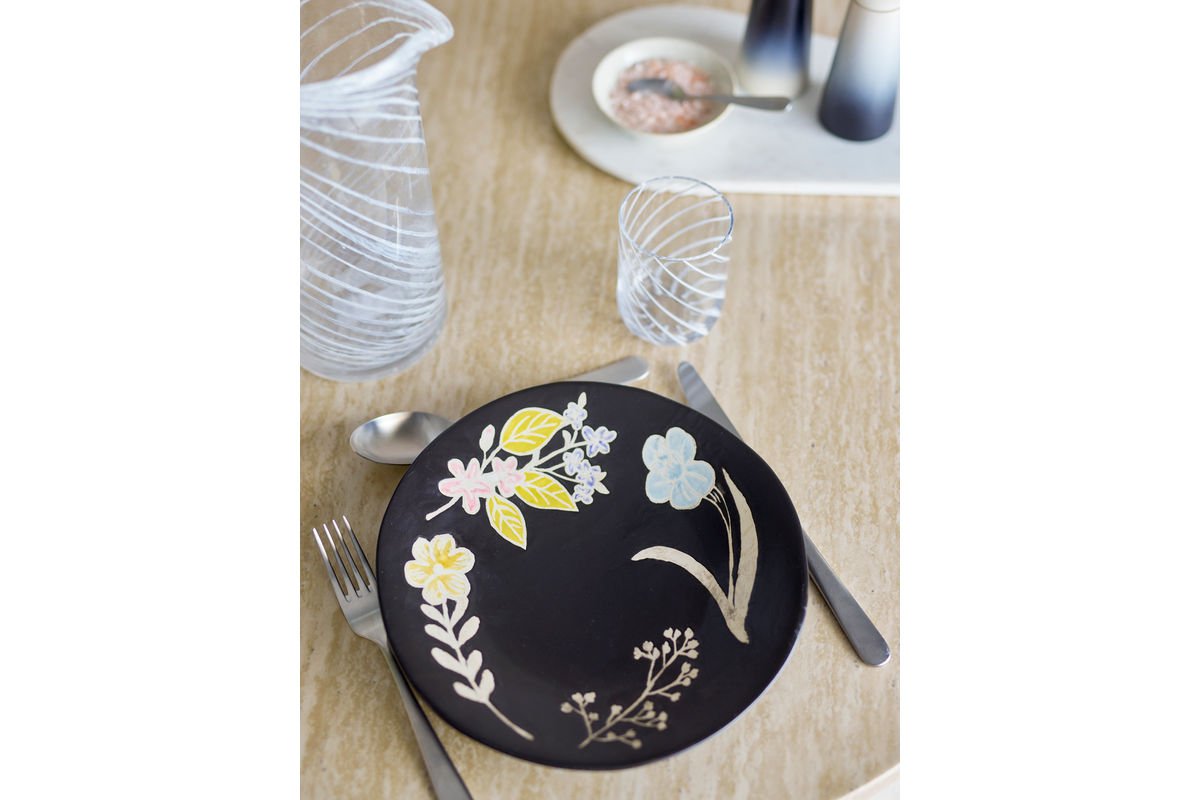 Servierplatte Coco – Geprägtes Blumenmuster mit matter Glasur