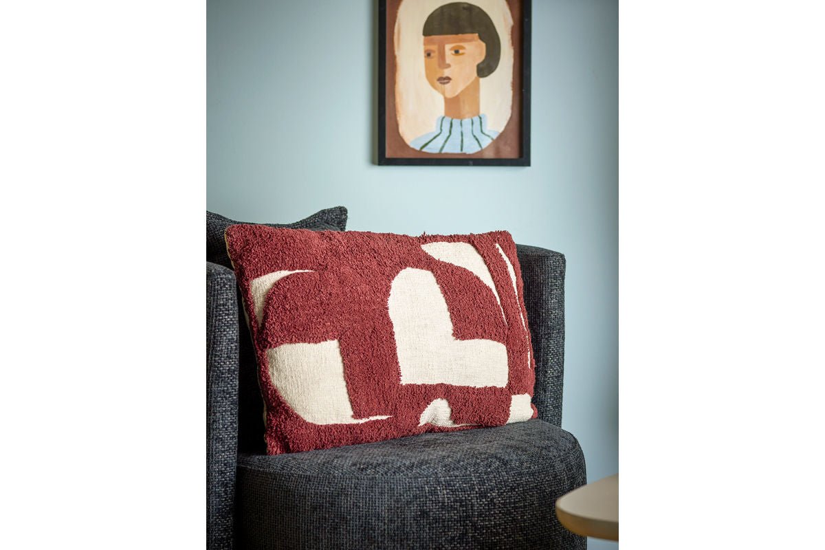 Zierkissen Cordoba – Abstraktes Tufting-Design in Bordeauxrot