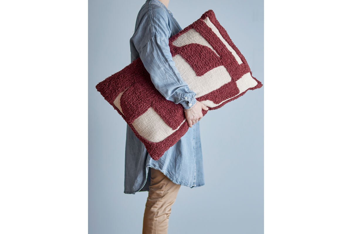 Zierkissen Cordoba – Abstraktes Tufting-Design in Bordeauxrot