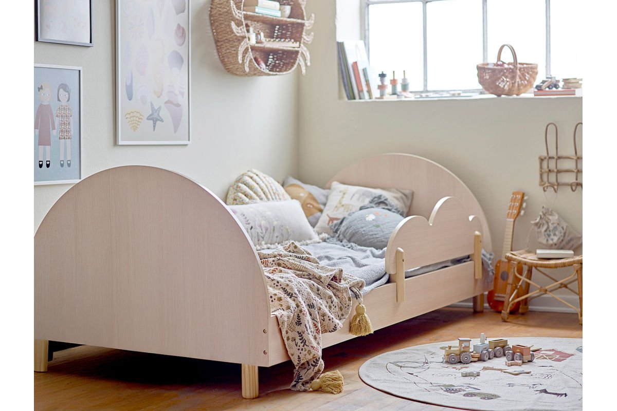 Kinderbett Jalmin – in Holzoptik mit Regenbogen-Design & abnehmbarer Seitenstütze