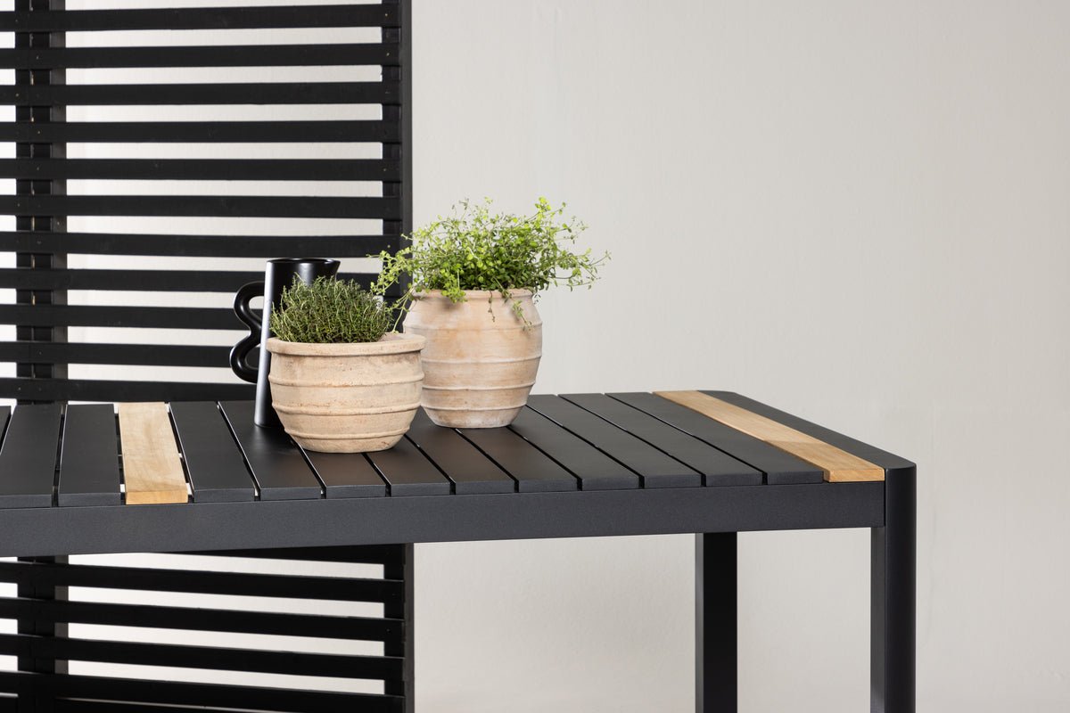 Gartentisch Nuru - Teakholz und Aluminium für Stabilität und Langlebigkeit