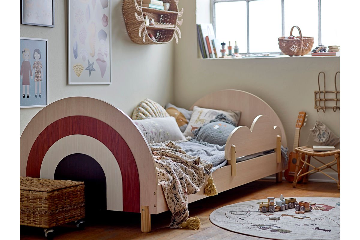 Kinderbett Jalmin – in Holzoptik mit Regenbogen-Design & abnehmbarer Seitenstütze