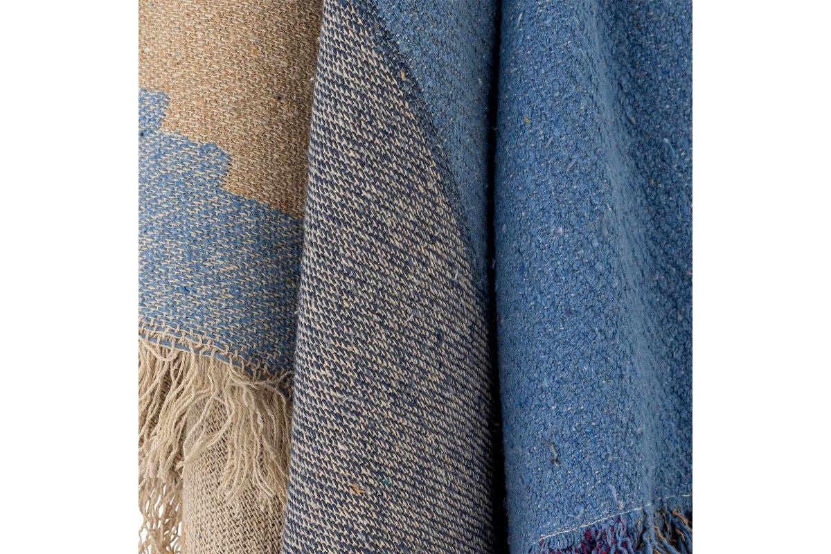 Überwurfdecke Mijal  - Blau, aus recycelter Baumwolle