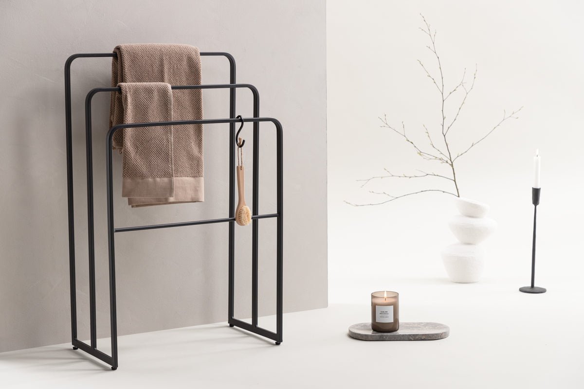 Garderobe Neyor – Dreistufiges Design in Schwarz