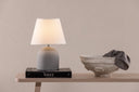 Tischlampe Stenljus – Grau-matter Betonfuß mit weißem Leinen-Lampenschirm