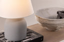 Tischlampe Stenljus – Grau-matter Betonfuß mit weißem Leinen-Lampenschirm